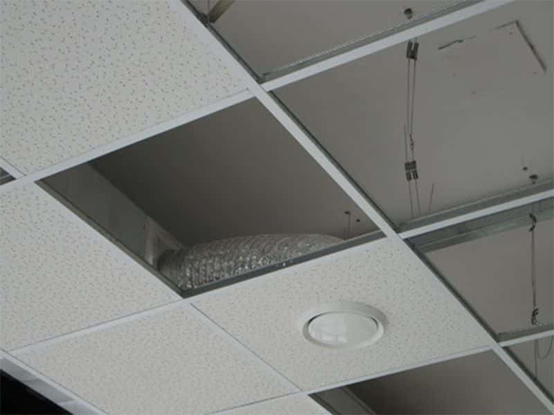 Depose de plafond suspendu en dalles ou