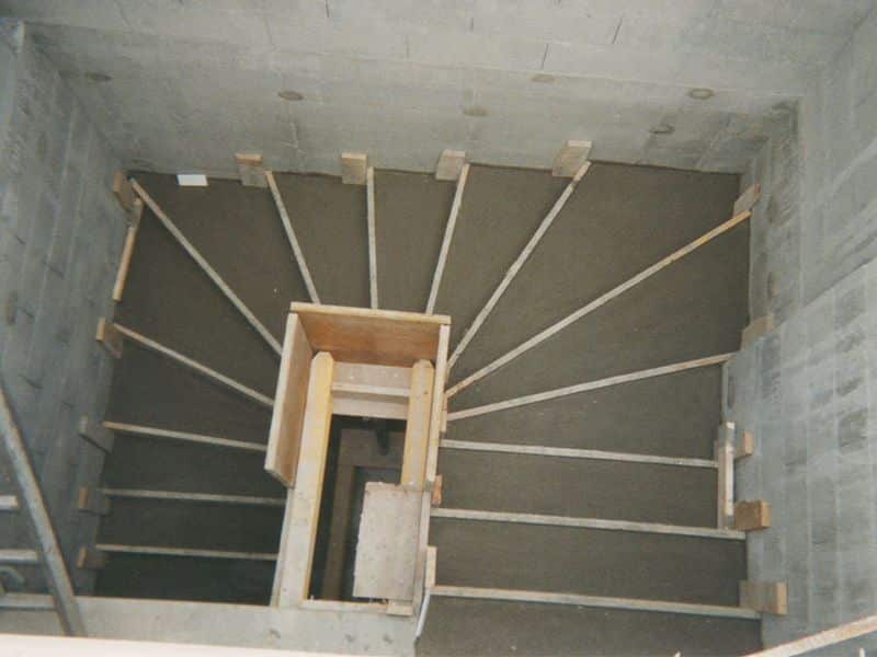 Escalier beton marche balancee