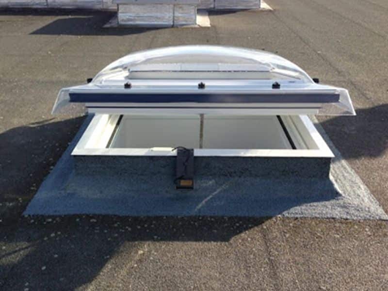 Fenetre a ouverture motorisee pour toit plat protection coupole acrylique