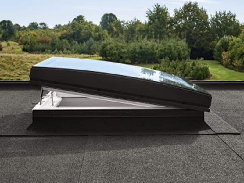 Fenetre a ouverture motorisee pour toit plat protection vitrage courbe