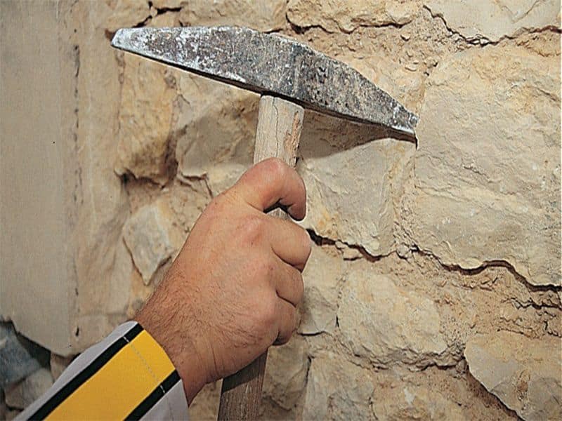 Piquetage des joints de mur en pierre