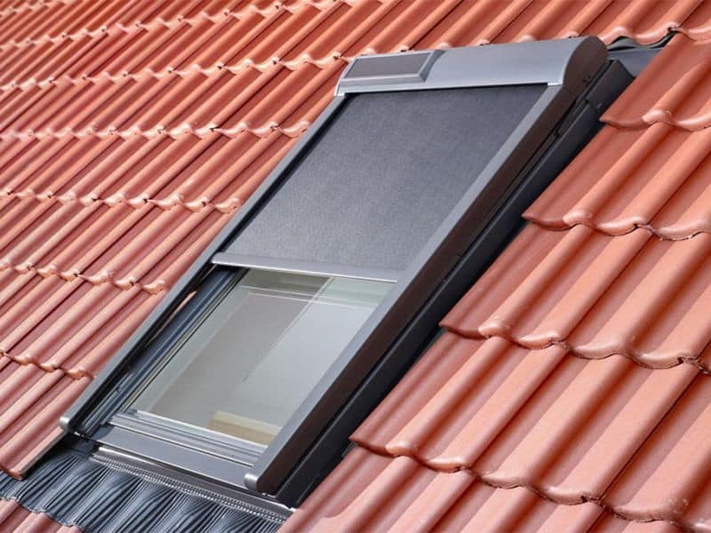 Store exterieur pare soleil motorise a energie solaire pour fenetre de toit